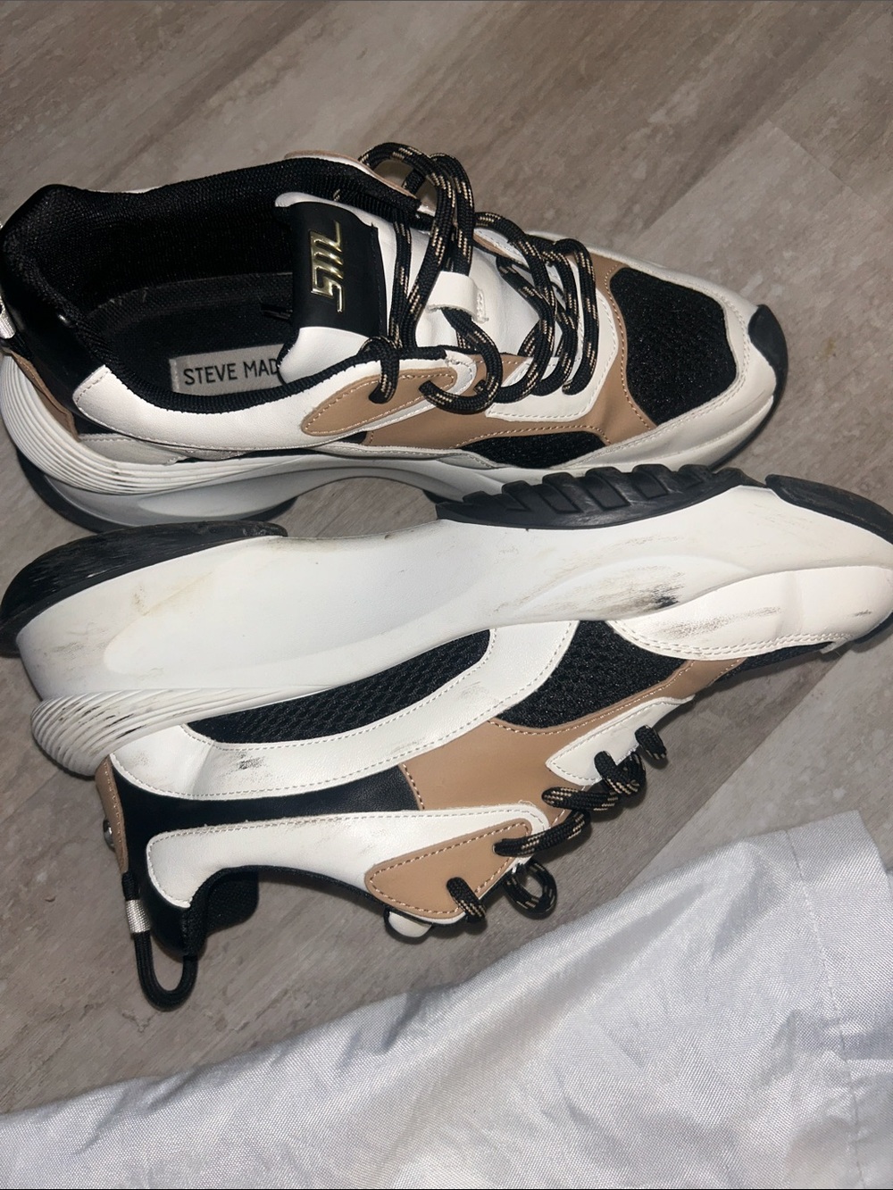 Steve Madden Black, Tan, and Cream Sneaker. - Picture 7 of 7
